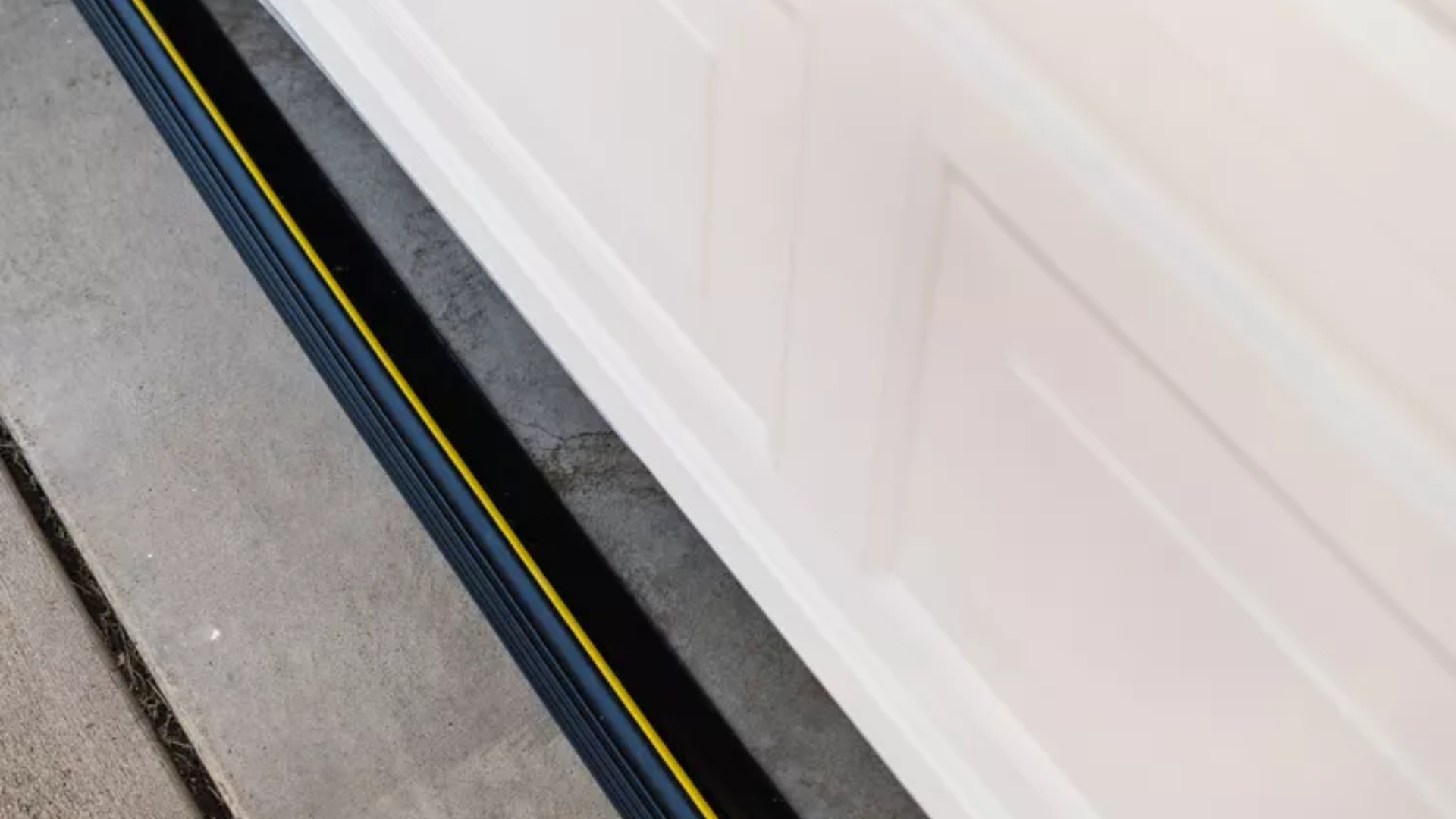 Threshold garage door seal